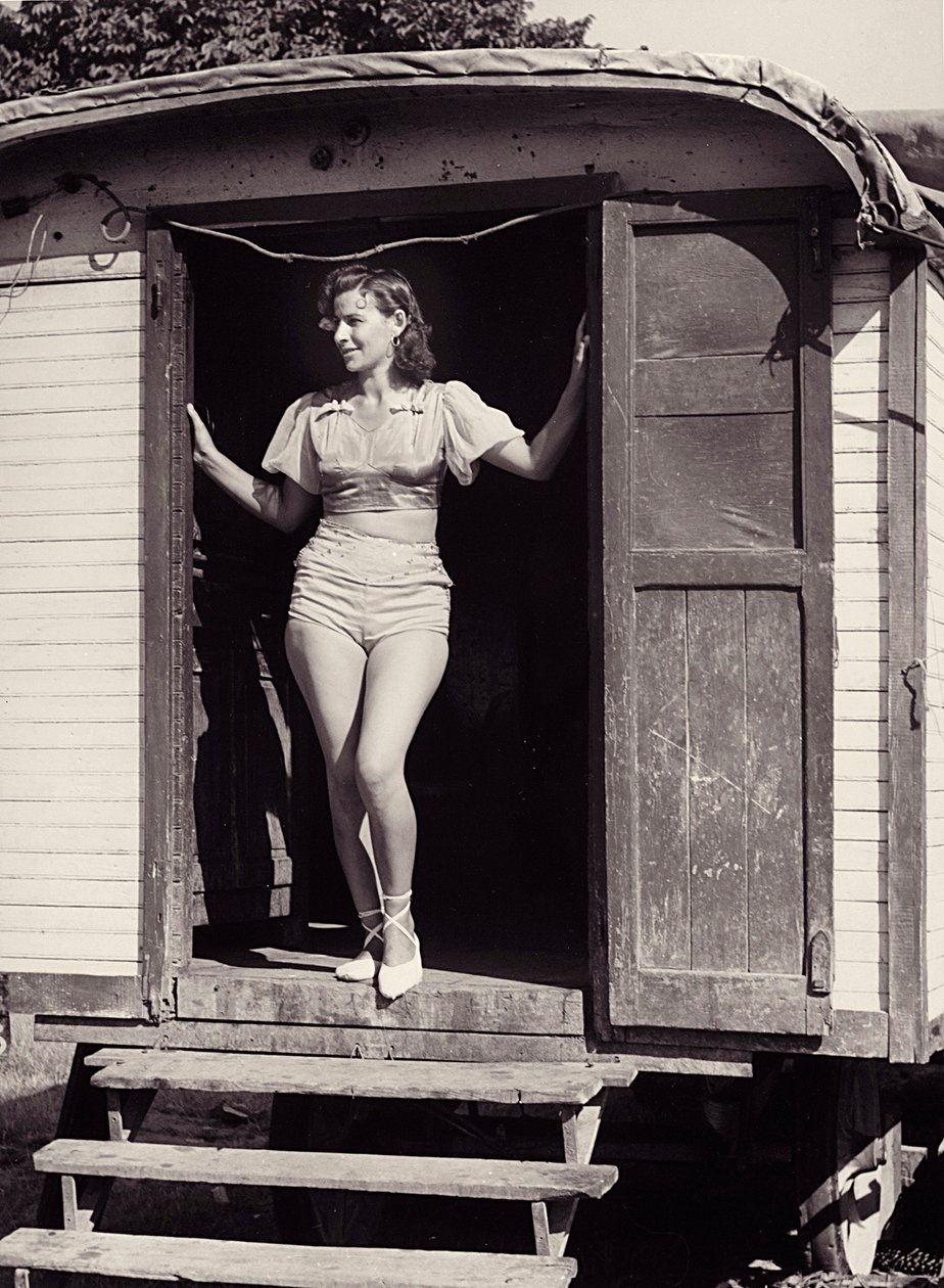 Ung kvinde på en cirkusvogn, ca. 1960 (s/h-foto) af Vincenzo Balocchi