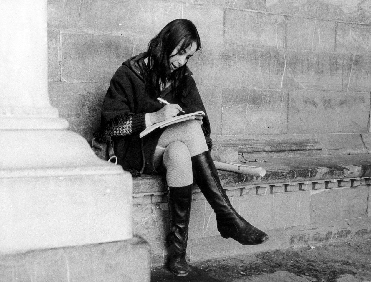 Ung kvinde skriver under Loggia del Lanzi i Firenze, ca. 1965 (s/h-foto) af Vincenzo Balocchi