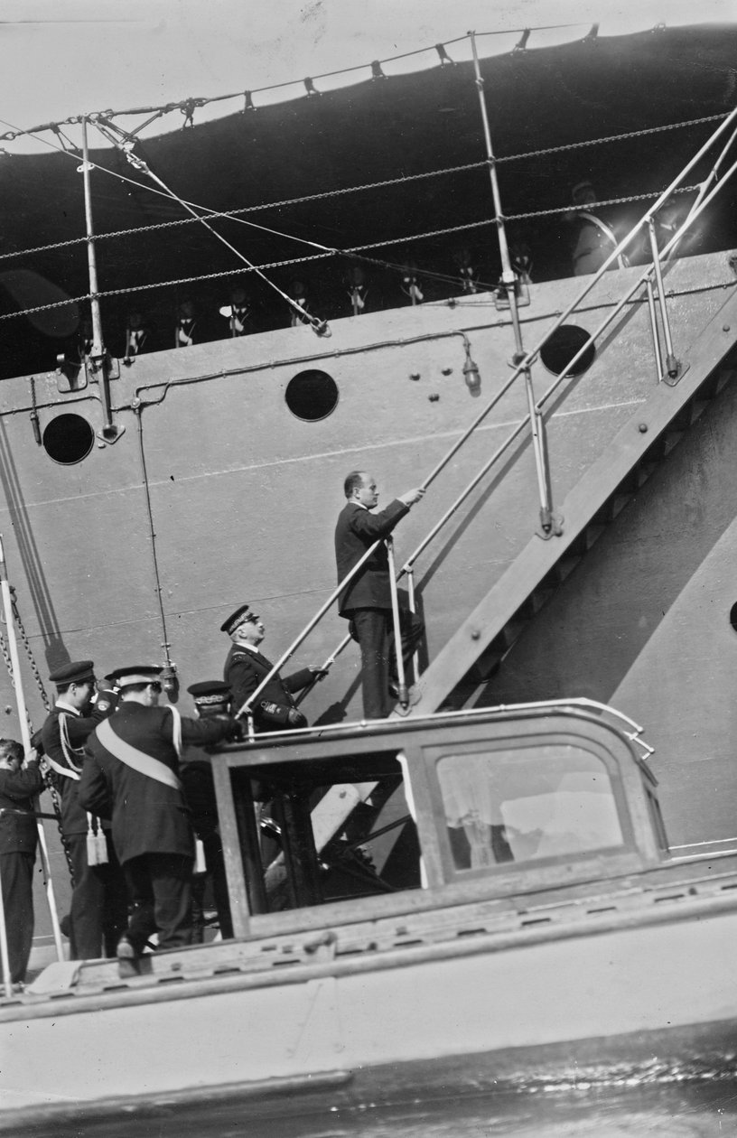 Album "Duce": Benito Mussolini i civilt tøj på stigen på Real Ferruccio-skibet i havnen i Gaeta (s/h foto) af Vincenzo Pignatiello