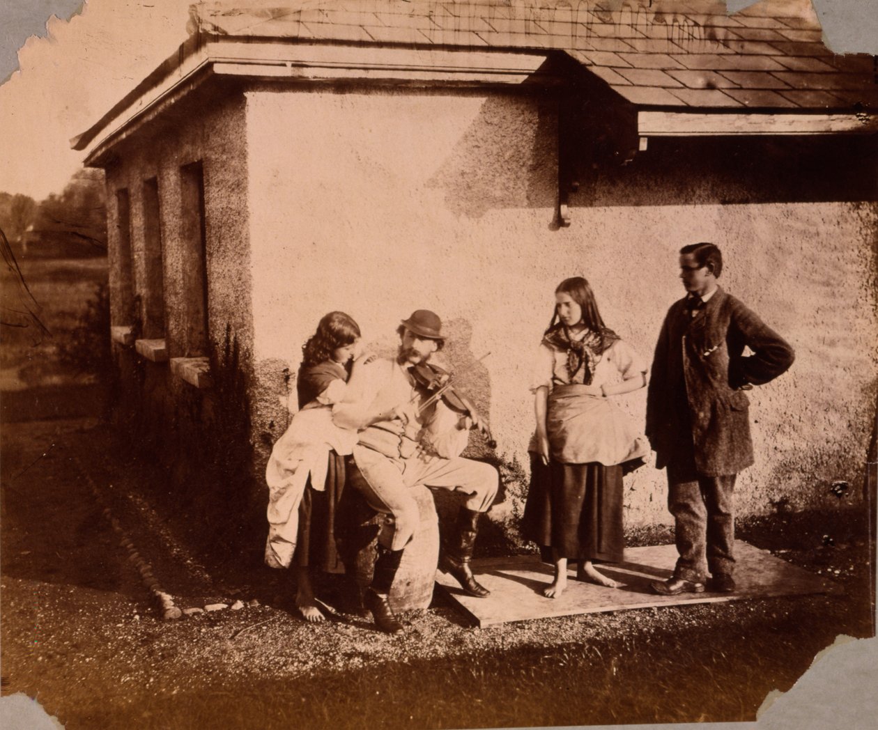 Børn lytter til en mand, der spiller violin, ca.1859-61 af Viscountess Hawarden
