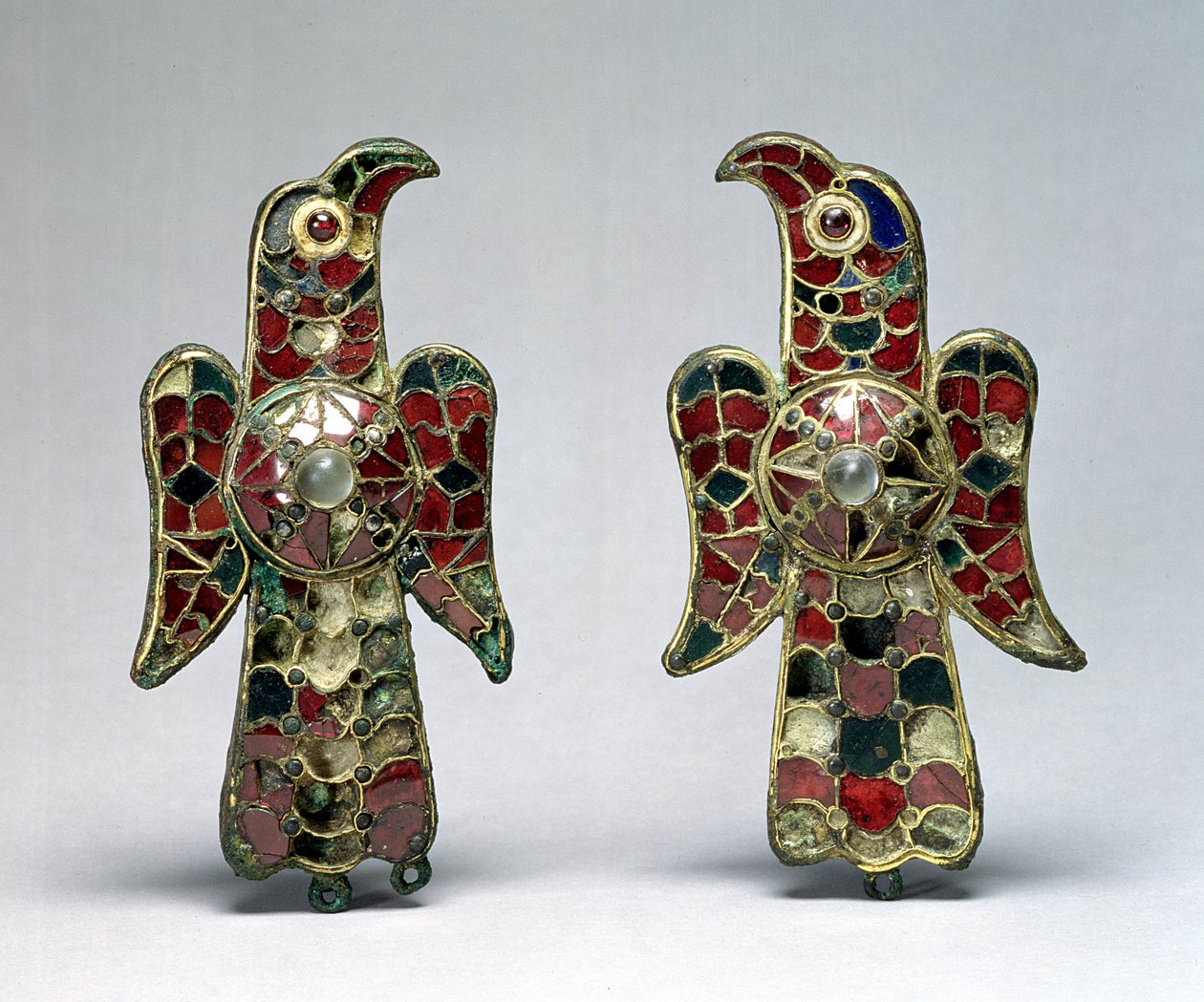 To ørneformede fibulae, opdaget på en kirkegård i provinsen Badajoz, Spanien, 6. århundrede (forgyldt bronze, granater og bjergkrystal) af Visigothic