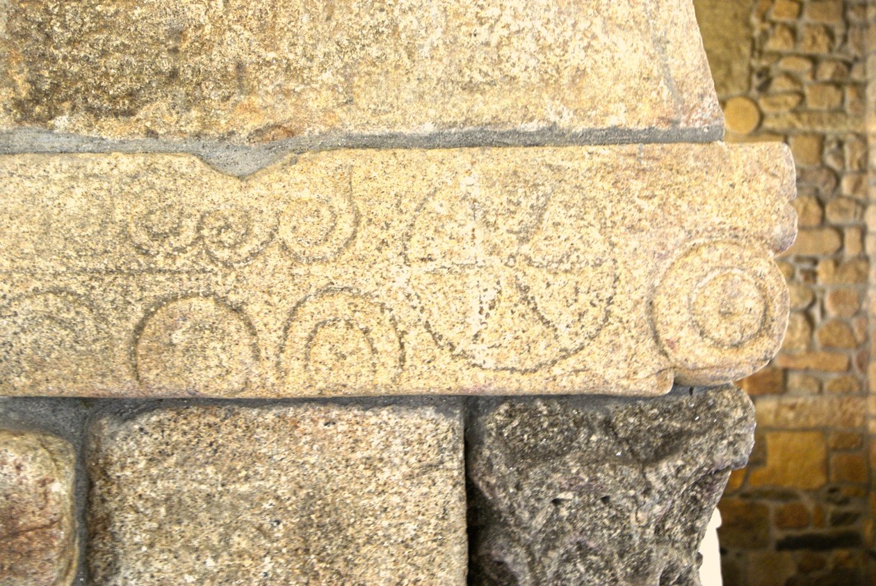 Vestgotiske udskæringer i kapellet i São Pedro de Balsemão, Sé, Lamego, Portugal ca. 599 (granit) af Visigothic