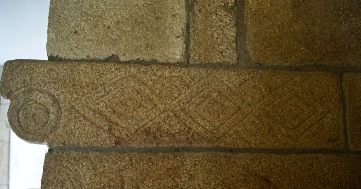 Vestgotiske udskæringer i kapellet i São Pedro de Balsemão, Sé, Lamego, Portugal ca. 599 (granit) af Visigothic