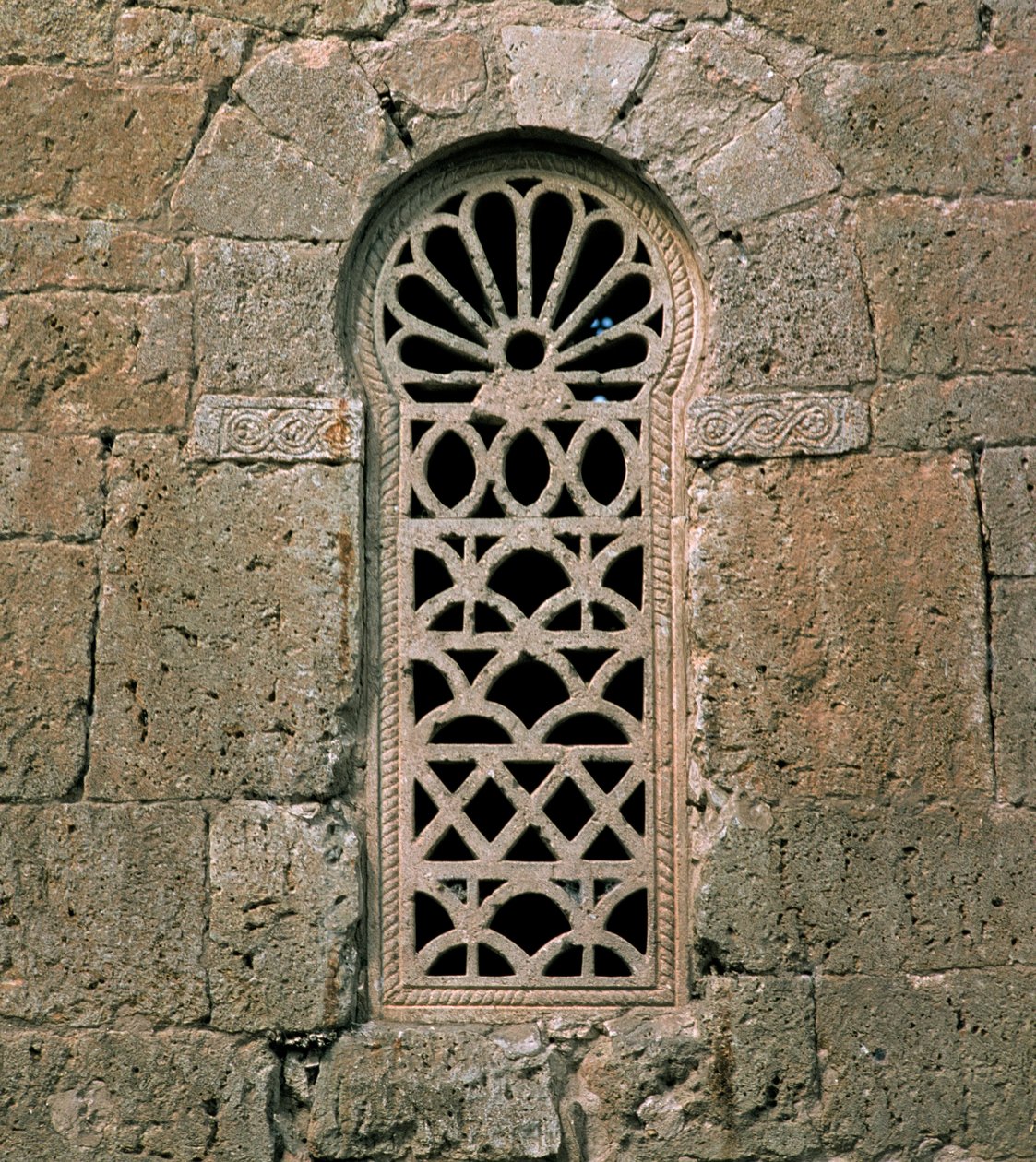 Vindue med tracery, fra Basilica de San Juan Bautista, bygget i 661 af Visigothic