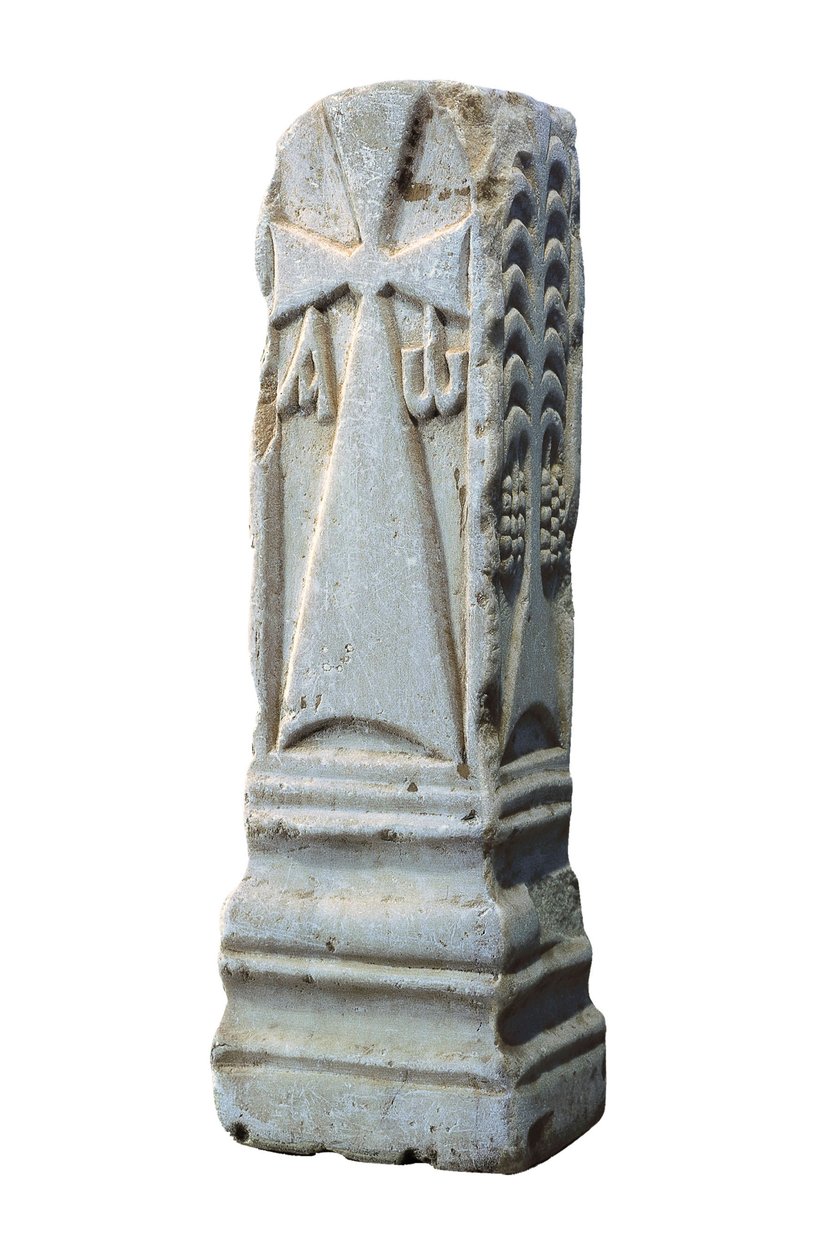 Altersten afbilder de kristne symboler på chrism, alfa og omega, 7. århundrede (sten) af Visigothic