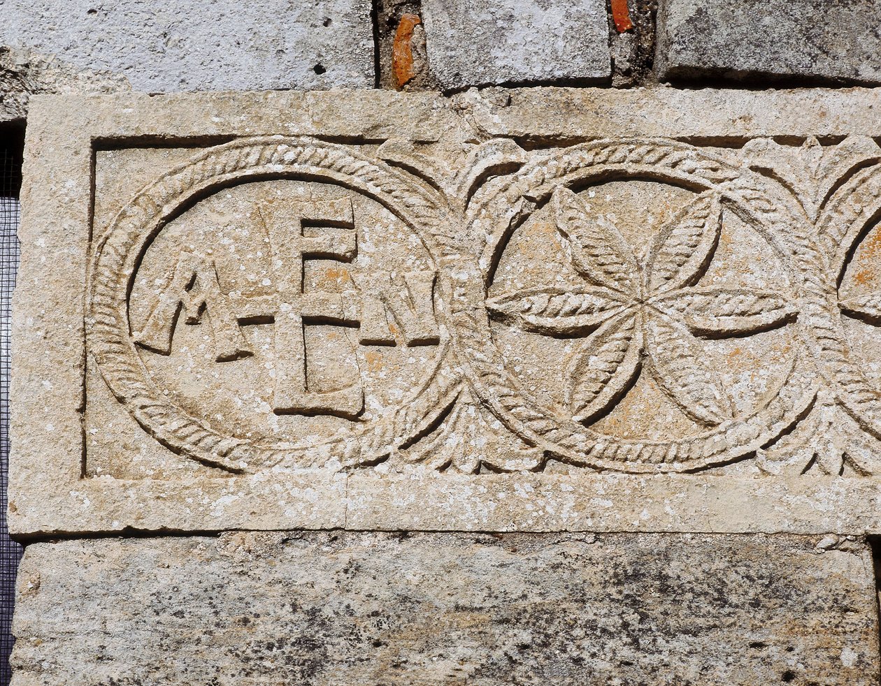 Detalje af den vestlige facade af kirken Santa Maria de Lara, Quintanilla de Las Vinas, Spanien, 7. århundrede e.Kr. (Stone Relief) af Visigothic