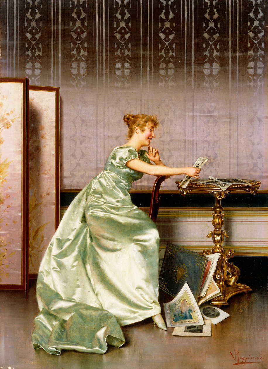 En elegant dame, der beundrer en portefølje af tryk af Vittorio Reggianini