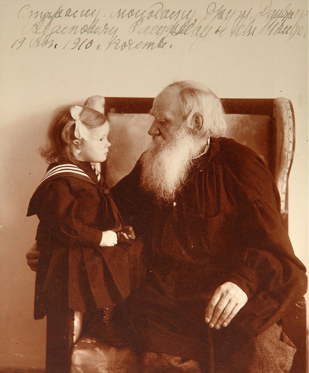 Forfatteren Leon Tolstoy med sit barnebarn Tatiana i Yasnaya Polyana, 1910 (bw foto) af Vladimir Grigorievich Chertkov