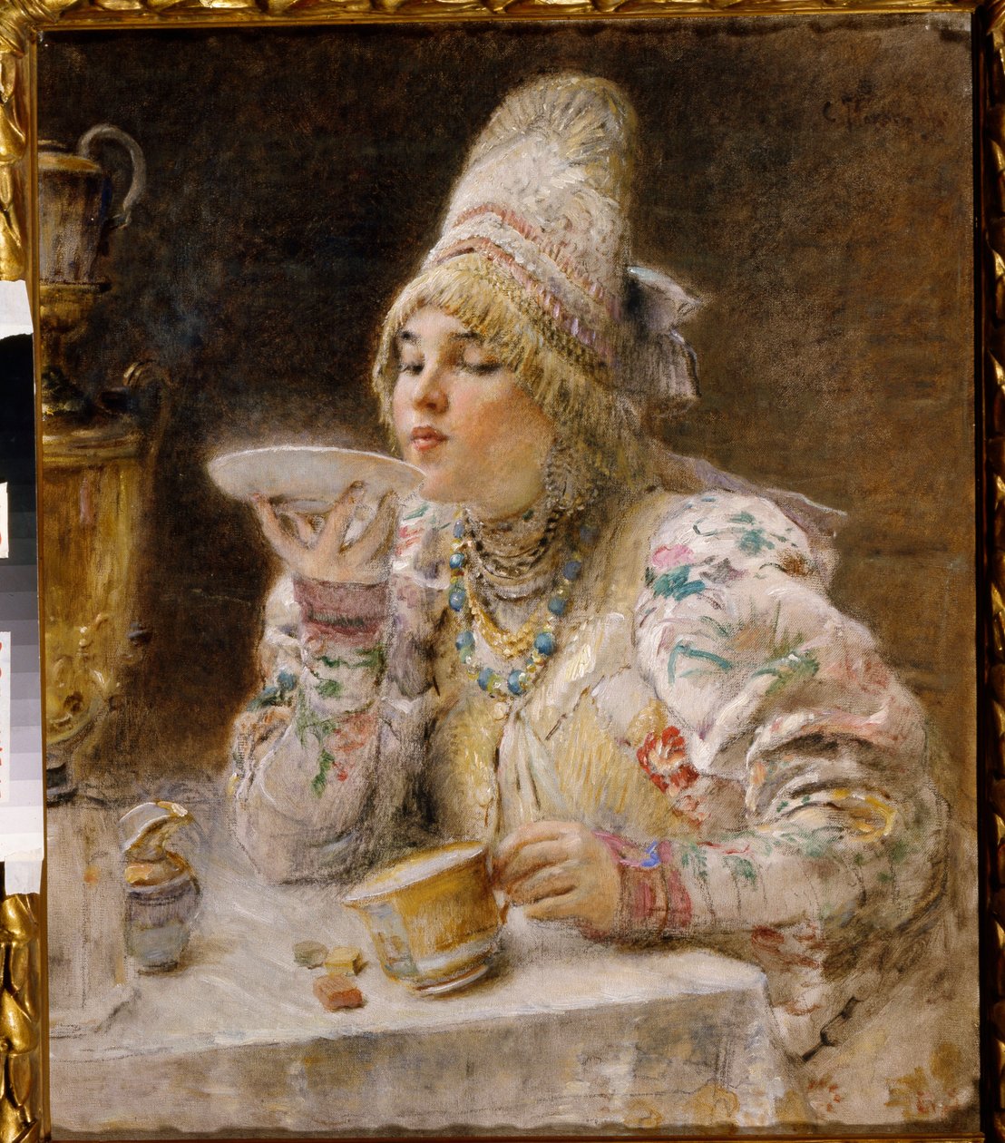 Te tid. (En Boyar-kvinde (boiard, boiar), i hertugdømmet Moskvas traditionelle kjole og hovedbeklædning, sidder nær en samovar og drikker den te, hun har hældt i underkoppen på sin kop). Maleri af Konstantin Yegorovich Makovsky (Constantin Mako af Vladimir Egorovic Makovsky
