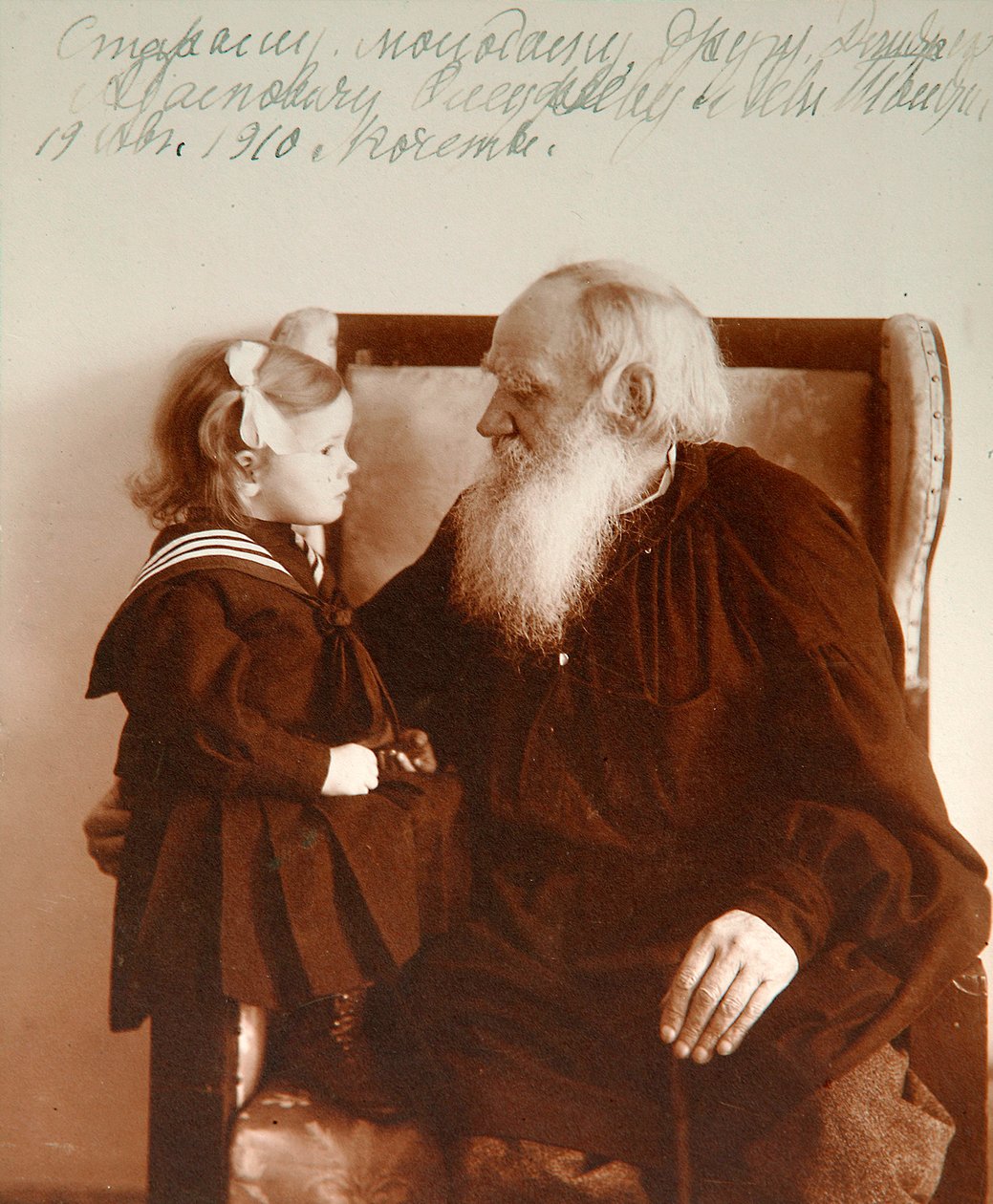 Den russiske forfatter Leo Tolstoj med sit barnebarn Tatiana, Yasnaya Polyana, Rusland, c1910. af Vladimir Grigorievich Chertkov