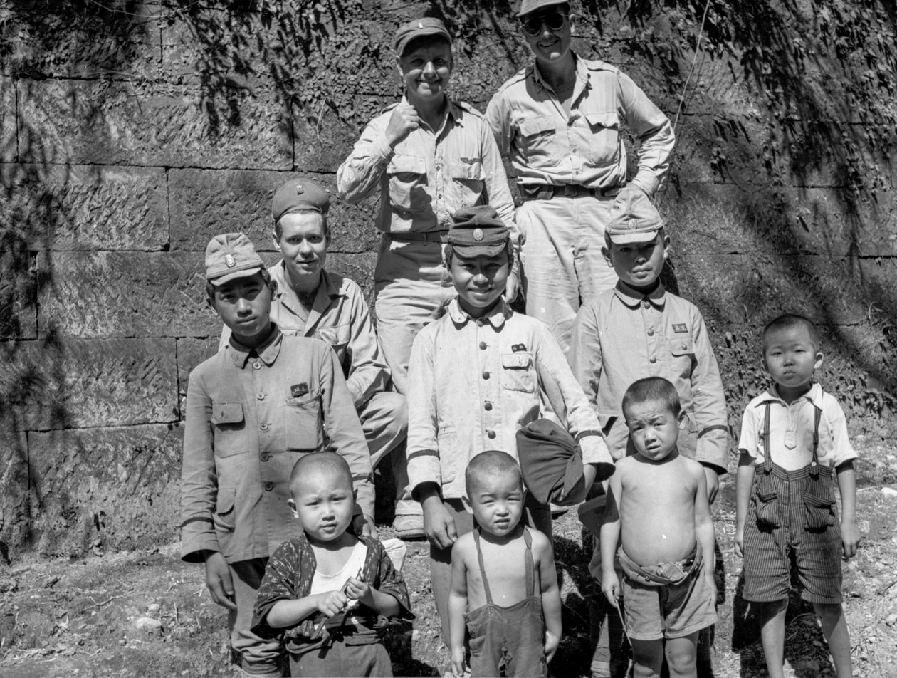 Amerikanske soldater med japansk familie poserer sammen efter japansk kapitulation og... af Volkmar Wentzel