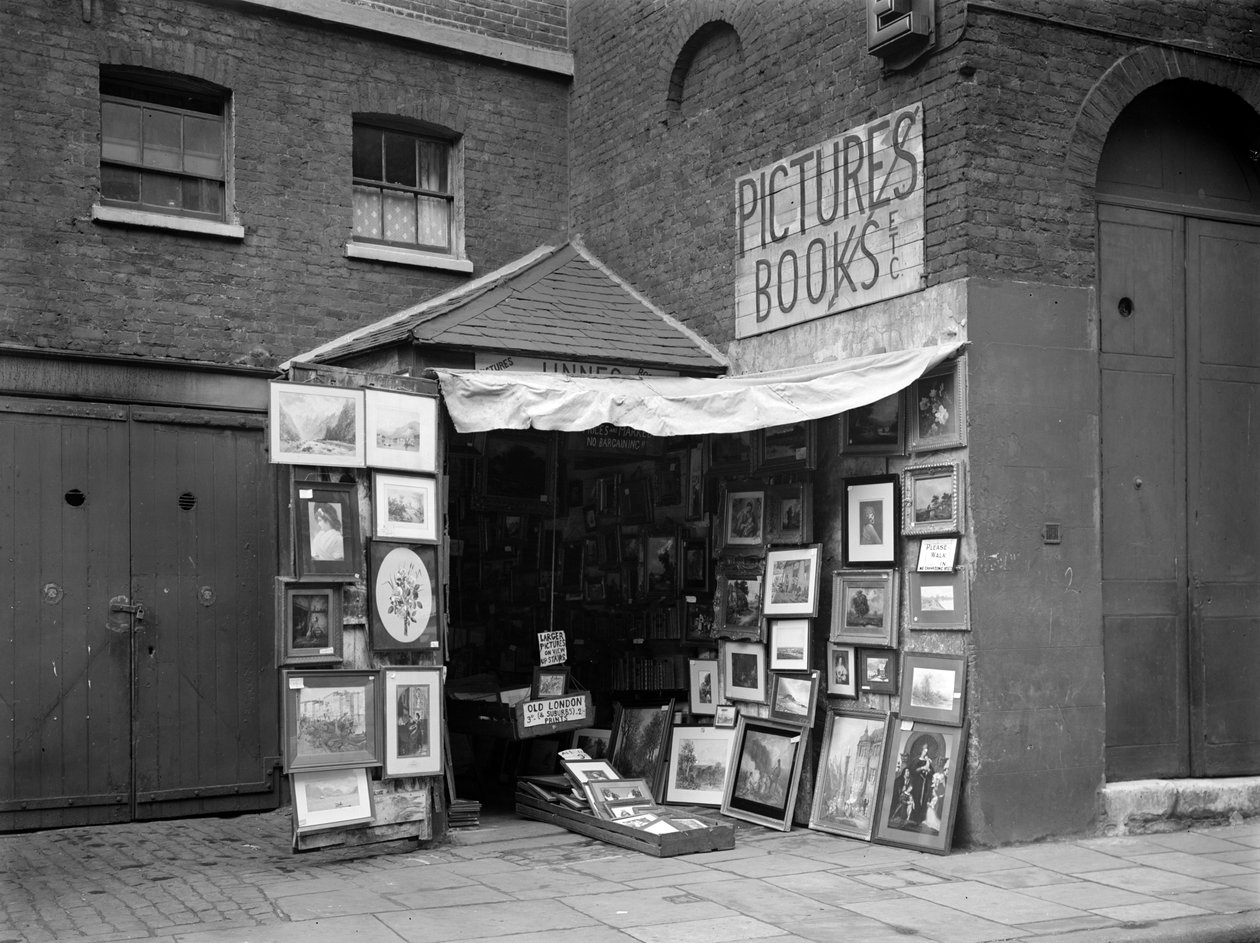 Indrammede billeder vist uden for en brugt bog- og billedbutik, London, 1933. af WA Clark