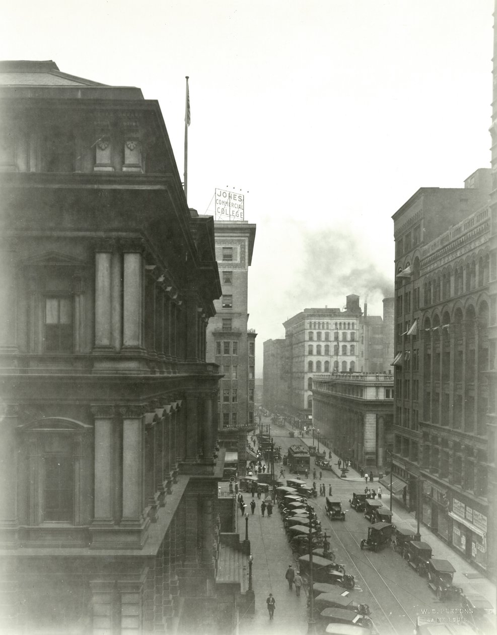 Udsigt mod nord op ad Eighth Street mod Locust Street. af W.C. Persons