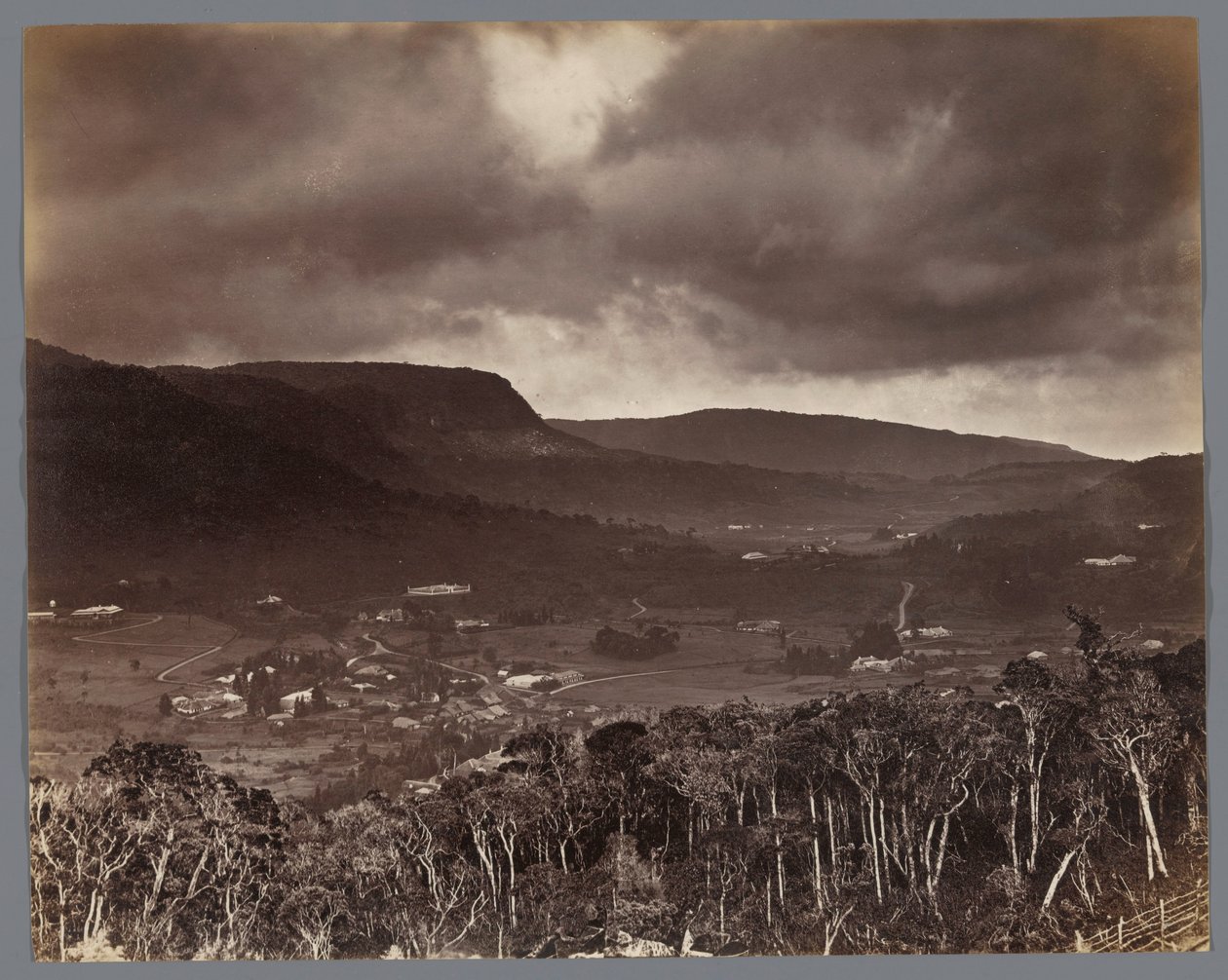 Udsigt over Nuwara Eliya set fra Oliphant Estate, Ceylon af W.L.H. Skeen and Co.