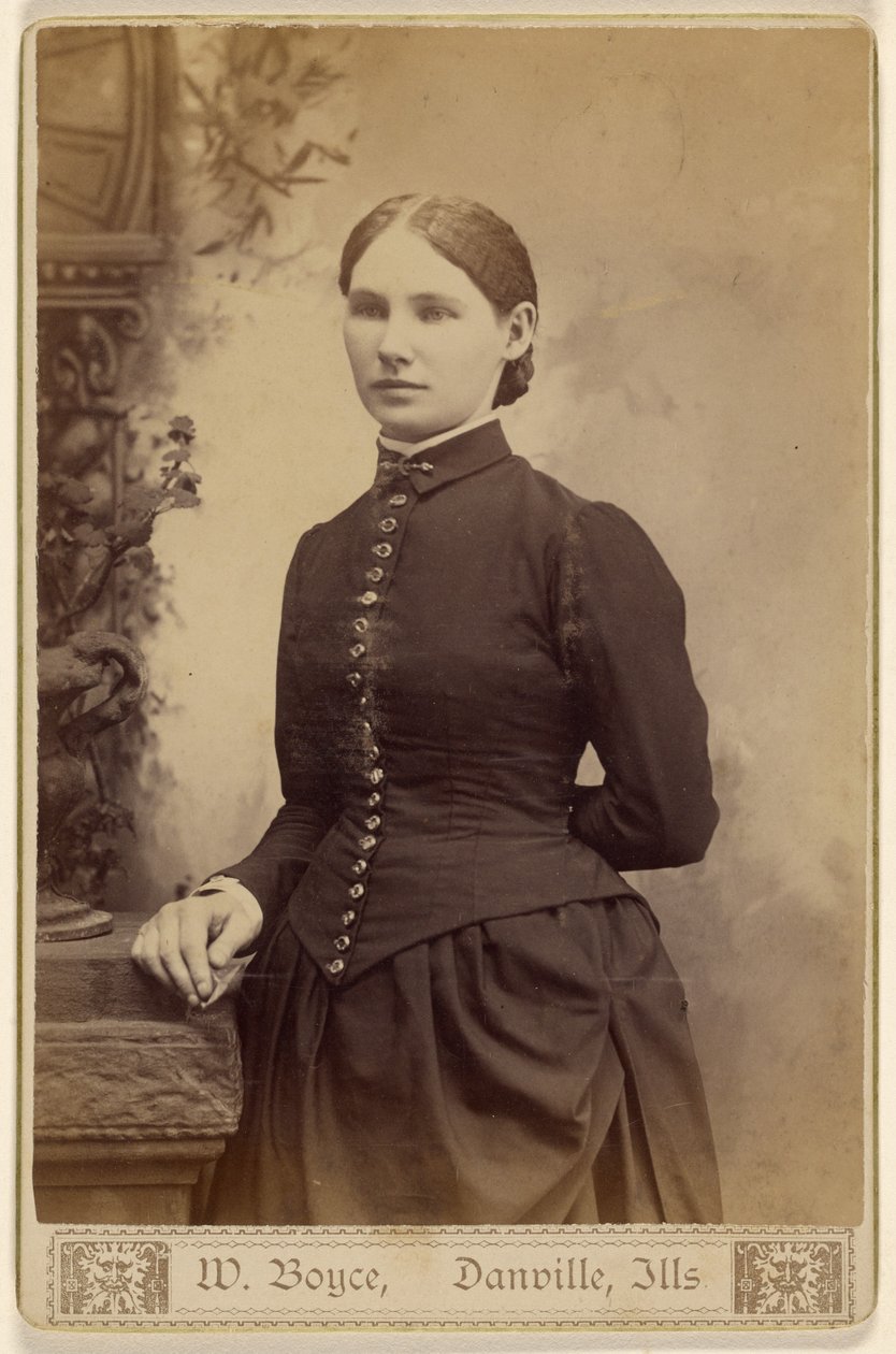 [Uidentificeret kvinde, stående] af W. Boyce