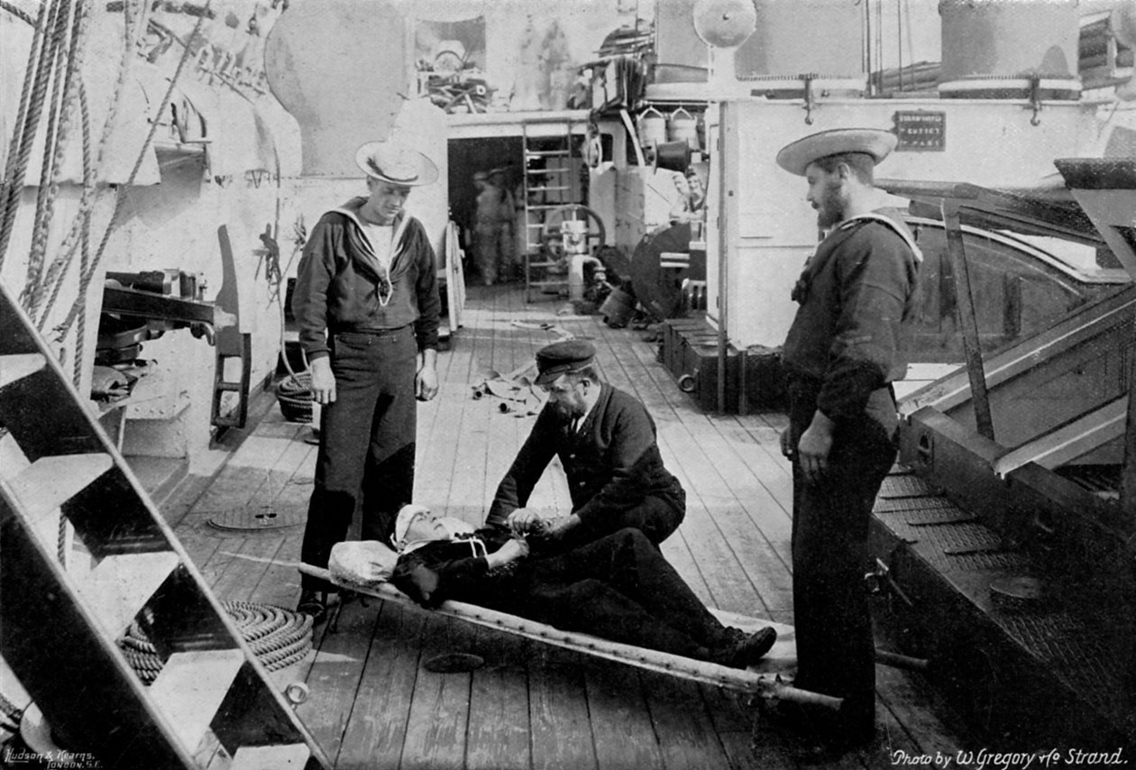 Ambulance drill on board the cruiser HMS Tartar, 1896.dani af W Gregory