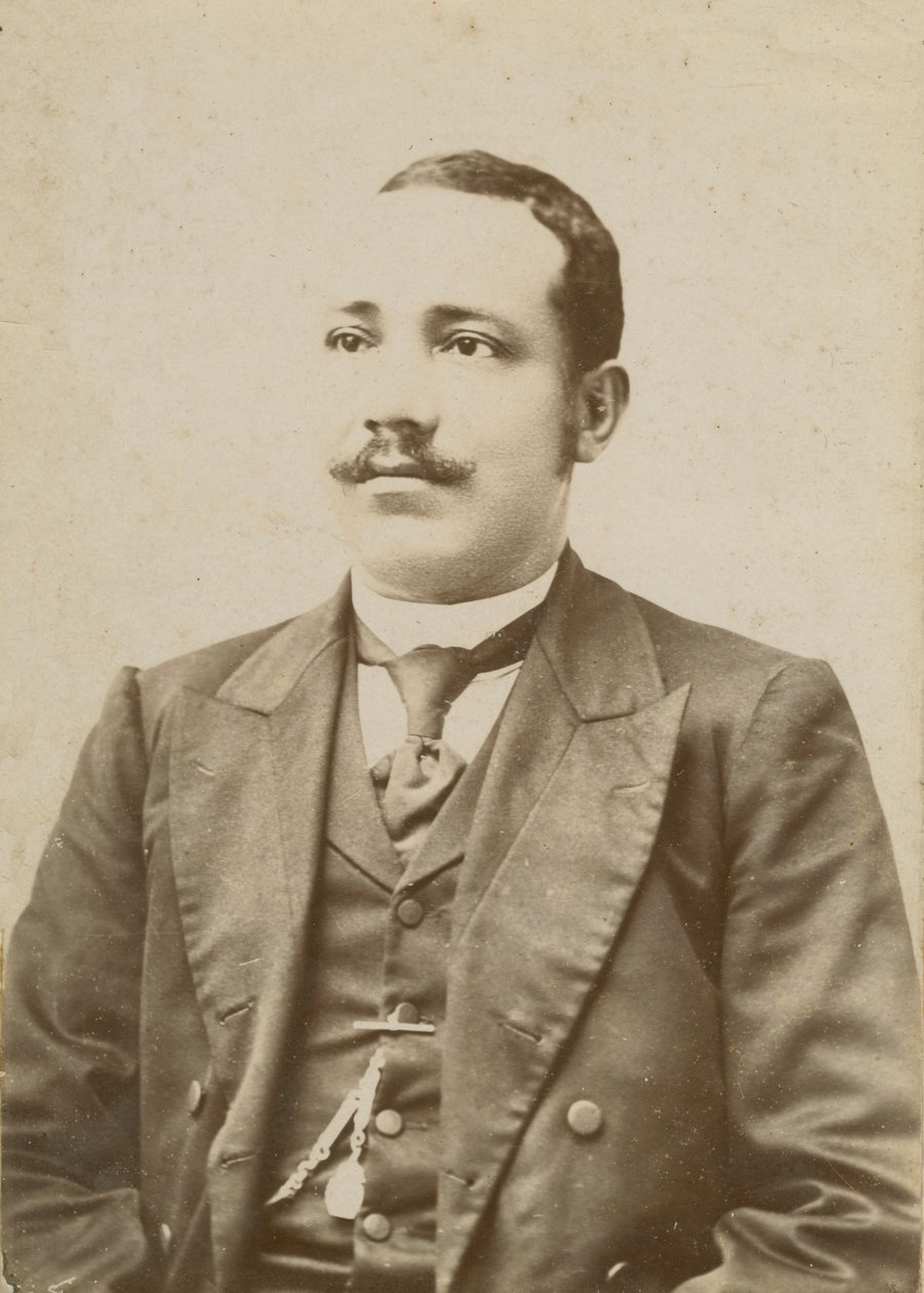 Fotografi af en mand iført et mørkt jakkesæt med et lommeur i sin vest, 1886-1900. af W. M. Hubbard
