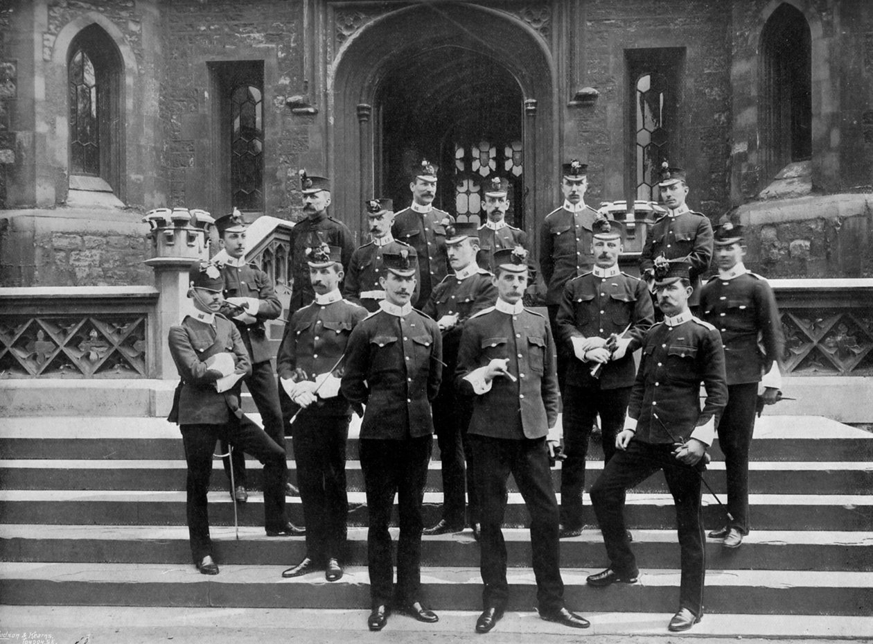 Officerer fra 1. Suffolk Regiment ved Tower of London, 1895 1896. af W. W. Rouch