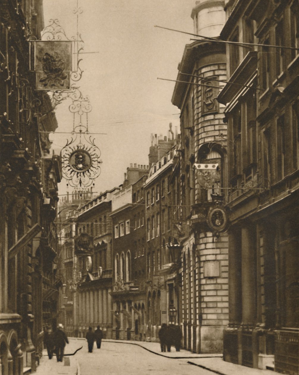 De gamle skilte er kommet tilbage til Lombard Street, c1935. af W. Whiffin