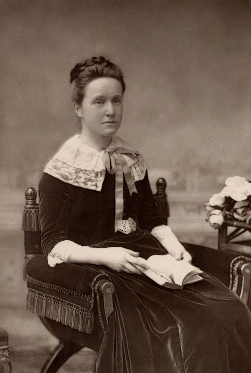 ""Millicent Fawcett (født Garrett - 1947-1929) engelsk feminist, i 50 år leder af bevægelsen for kvinders valgret. Søster til den kvindelige pionerlæge Elizabeth Garrett Anderson; hustru til Henry Fawcett, den blinde radikale politiker (woodburytype af W. and D. (after) Downey