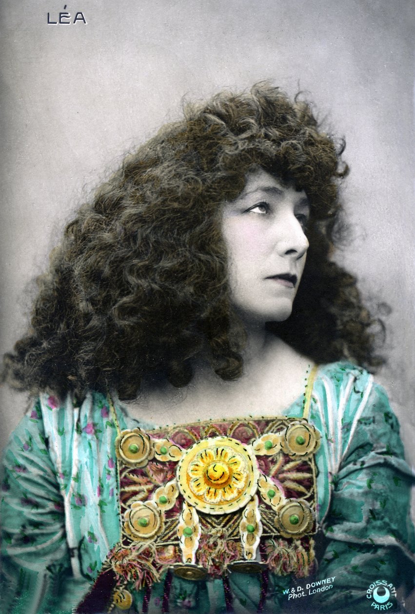 Henriette Rosine Bernard aka Sarah Bernhardt (1844-1923) i rollen som Léa (foto) af W. and D. Downey
