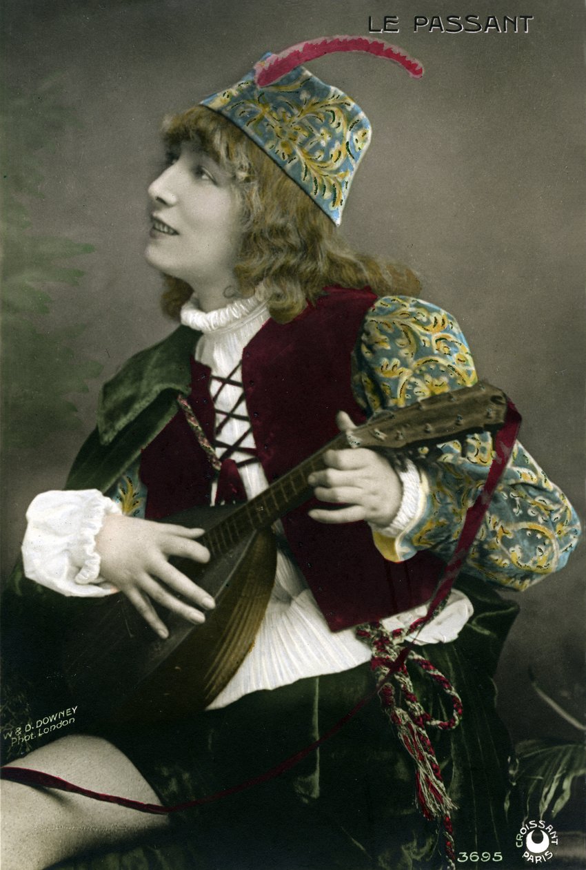 Henriette Rosine Bernard alias Sarah Bernhardt (1844-1923), i rollen som trubaduren Zanetto, spiller lut i François Coppées skuespil "Le passer". (Foto) af W. and D. Downey