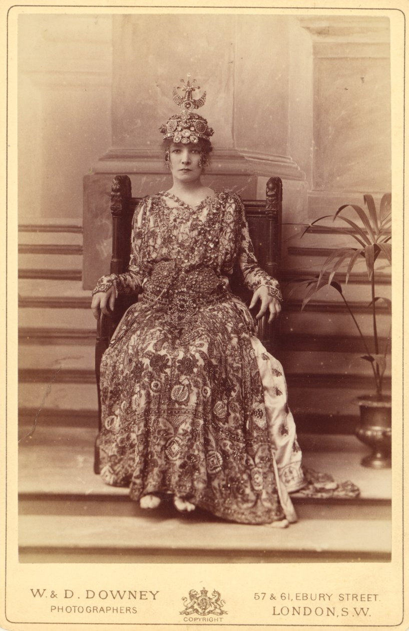[Sarah Bernhardt som kejserinde Theodora i Sardous "Theodora"]. af W. and D. Downey