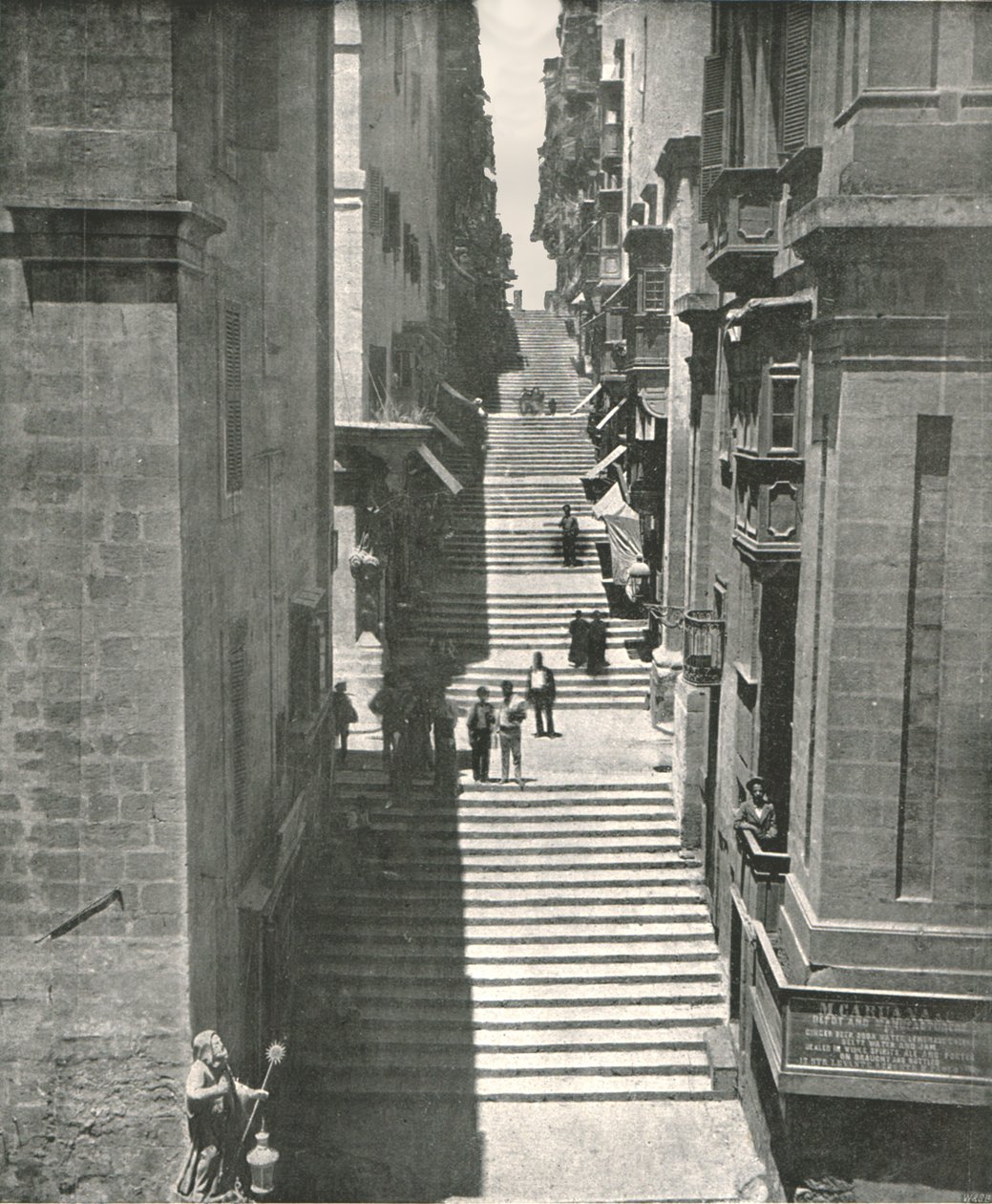 En stejl gade i Valletta, Malta, 1895. af W and S Ltd