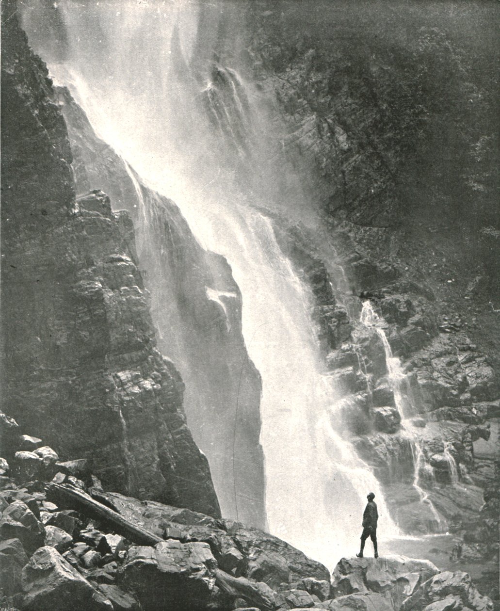 Et vandfald i bakkedistriktet, Dehra Dun, Indien, 1895. af W and S Ltd