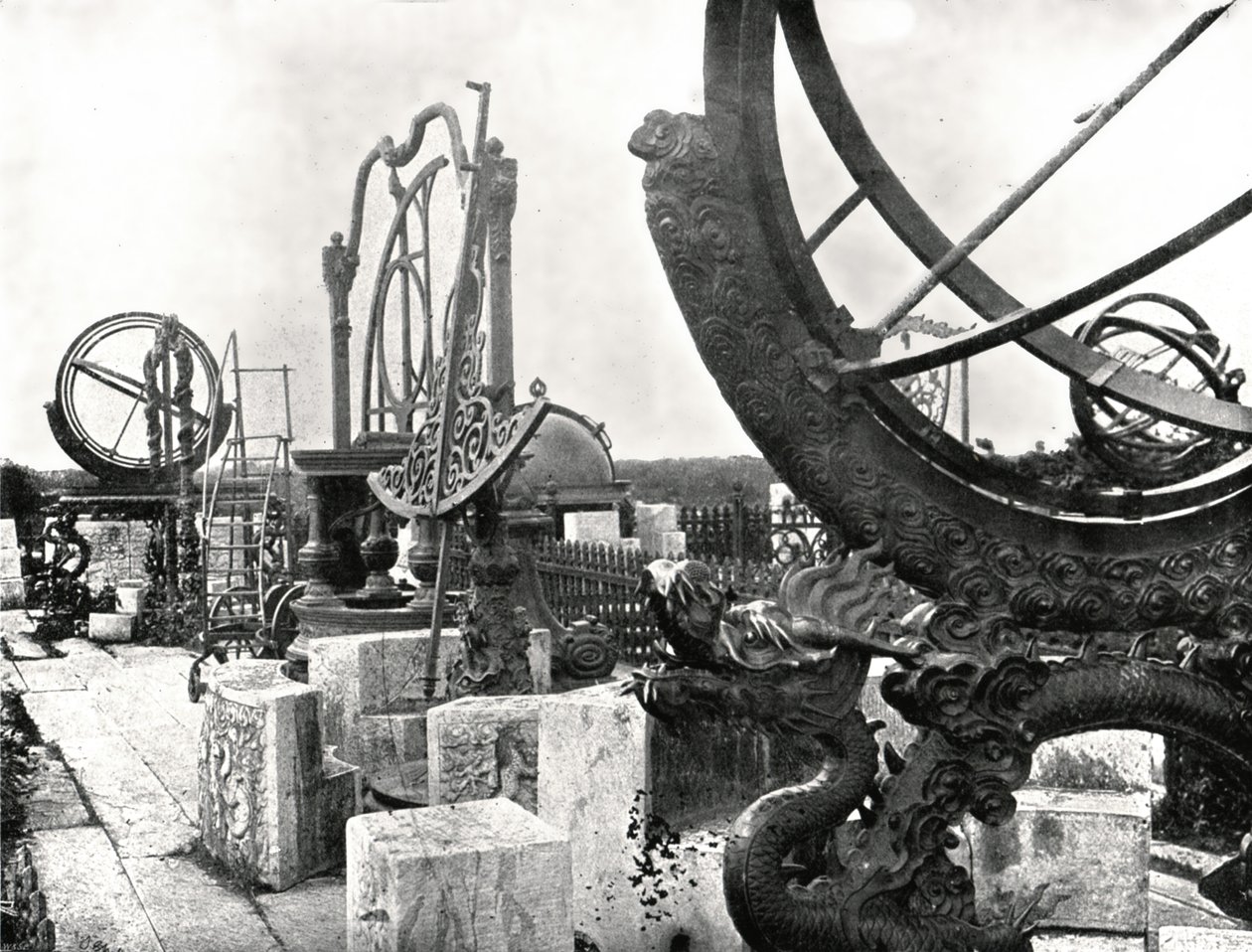Nogle instrumenter på toppen af observatoriet, Pekin, Kina, 1895. af W and S Ltd