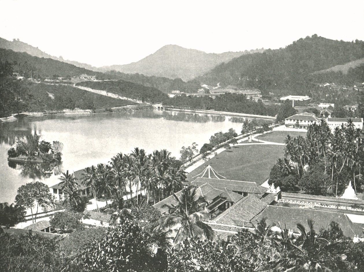 Udsigt fra Lady Hortons Walk, Kandy, Ceylon, 1895. af W and S Ltd