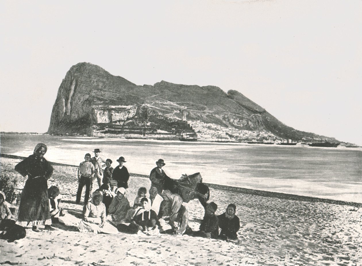 Udsigt over klippen fra havet, Gibraltar, 1895. af W and S Ltd