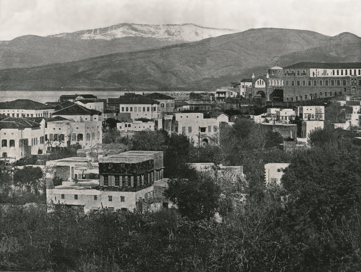 Udsigt over byen med Libanonbjerget, Beirut, 1895. af W and S Ltd
