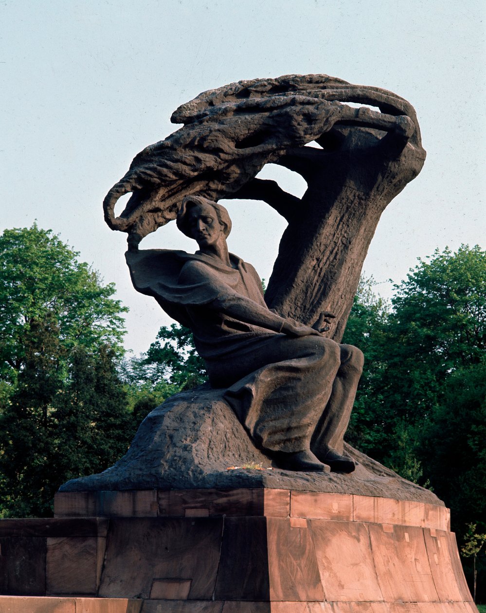 Udsigt over monumentet dedikeret til komponisten Frederic Chopin (1810-1849) i Warszawa, Polen af Waclaw Szymanowski