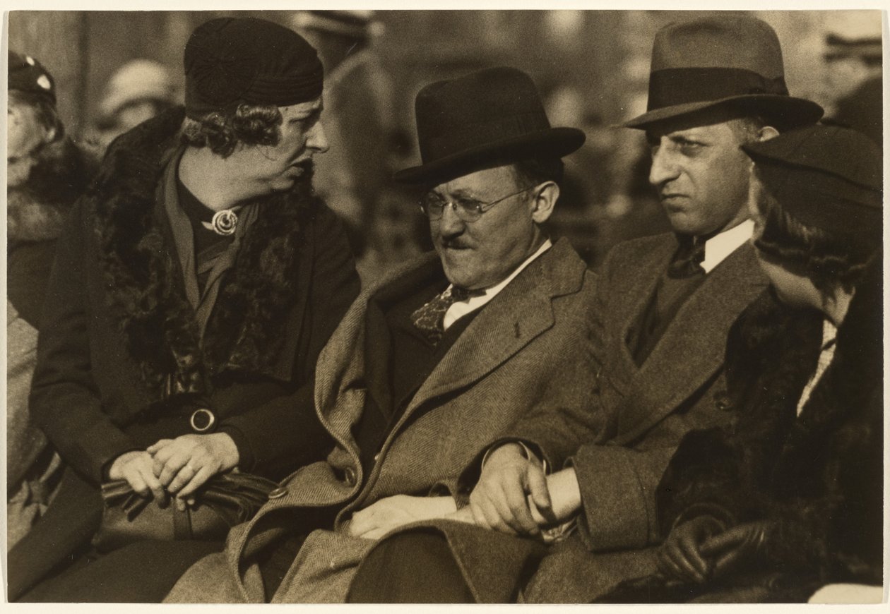 En bænk i Bronx på søndag af Walker Evans
