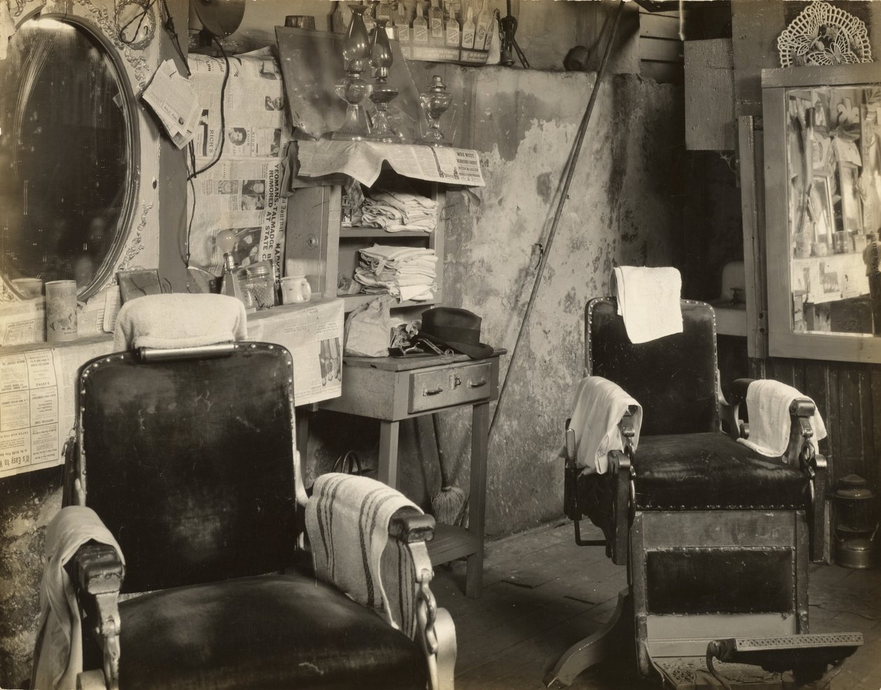 Negro Barbershop Interior, Atlanta af Walker Evans
