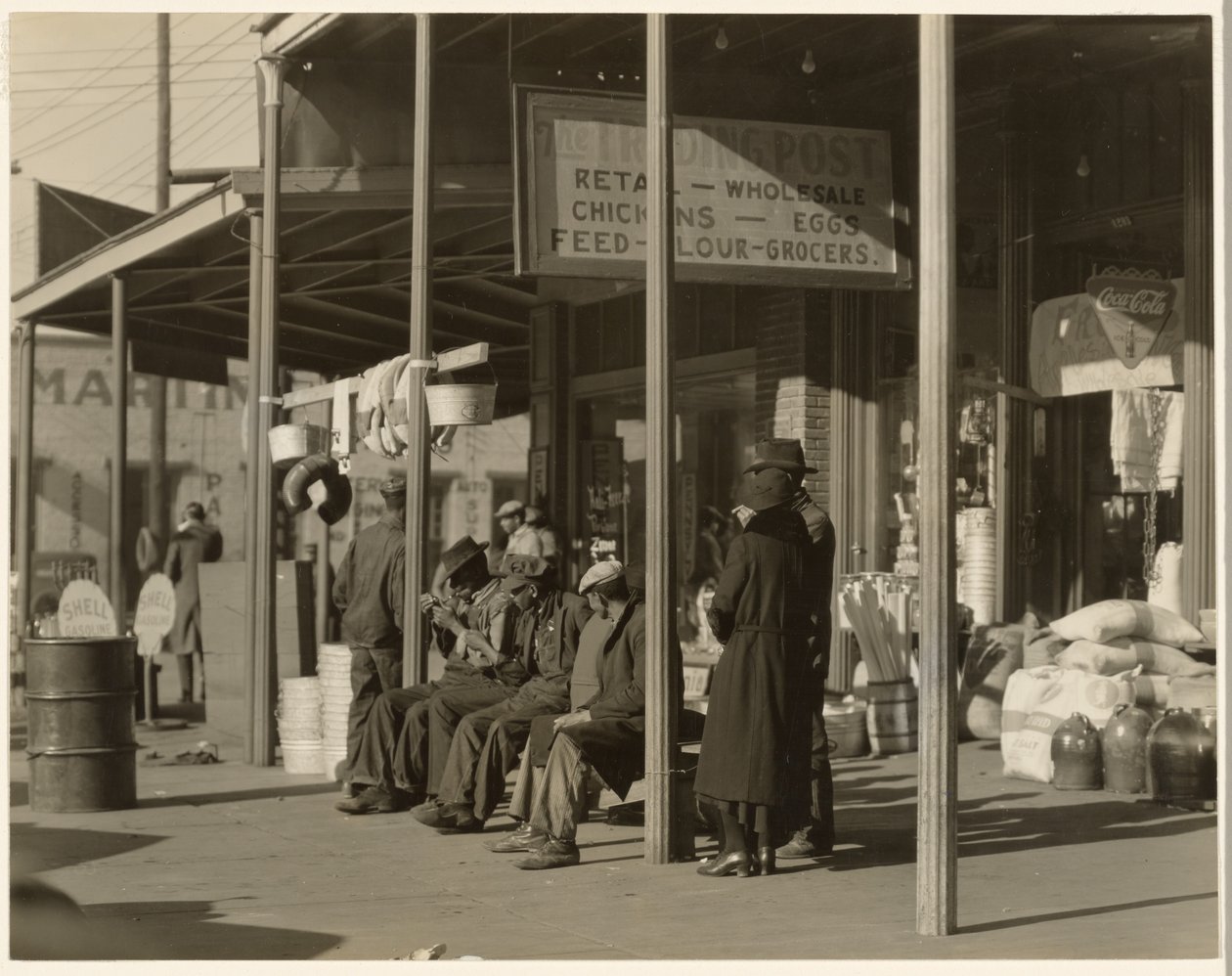Scene på fortovet, Selma, Alabama af Walker Evans