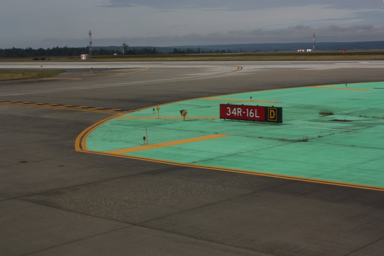 Taxiway med holdingsskilt af Walter Siegmund