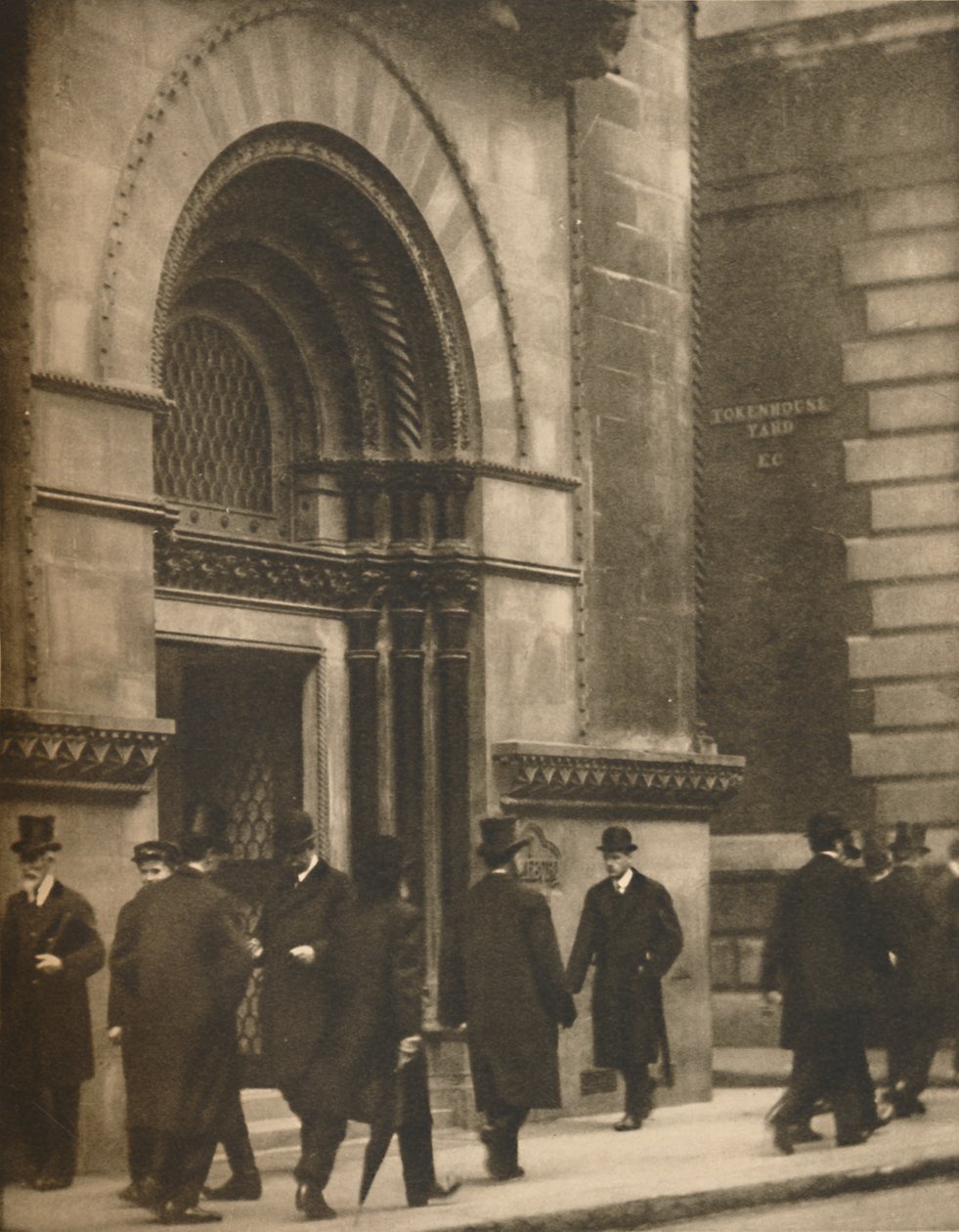 Et glimt af Lothbury ved middagstid på en arbejdsdag, c1935. af Walter Benington