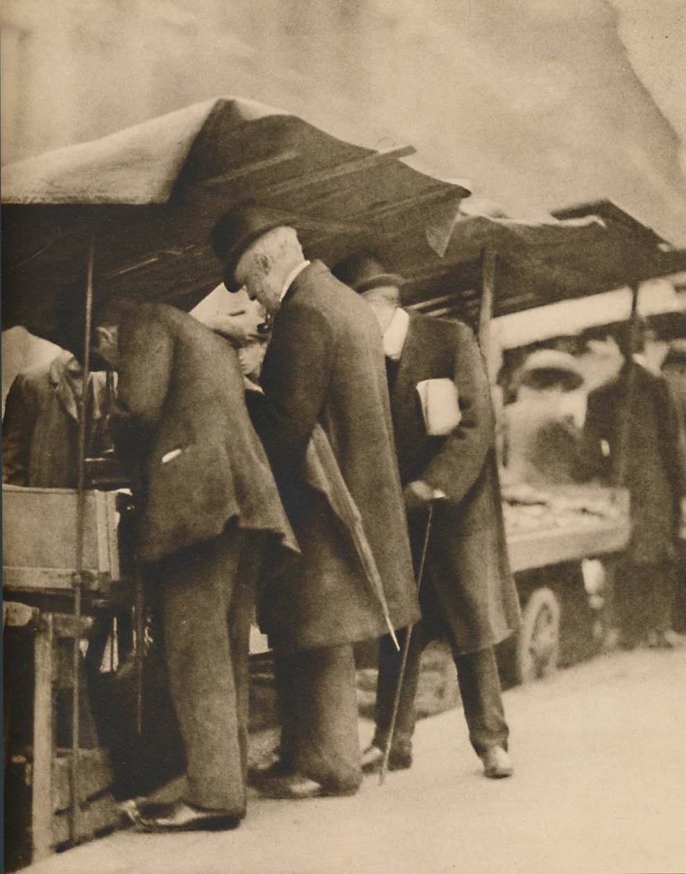 På en af bogboderne på Farringdon Road Market, c1935. af Walter Benington