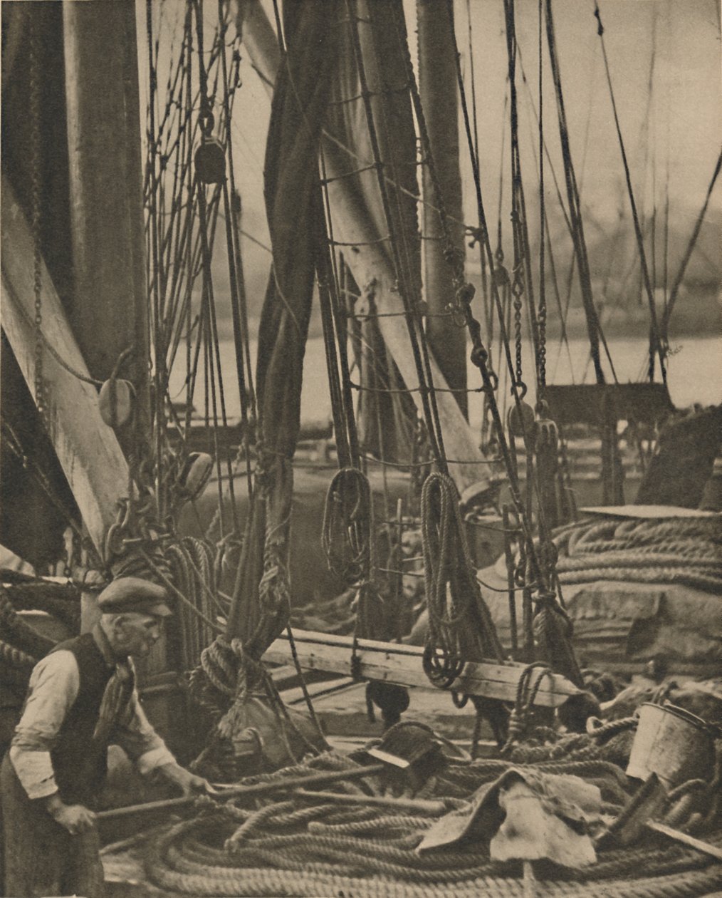 Ved foden af masten på en Thames pram, c1935. af Walter Benington