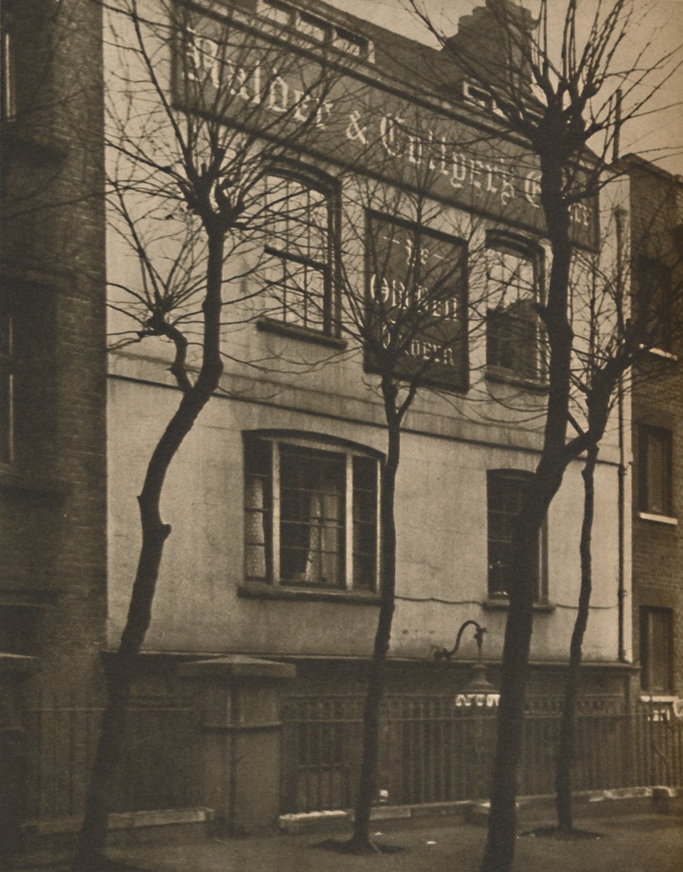 Ved tegnet med den gamle klokke i St. Brides kirkegård, c1935. af Walter Benington