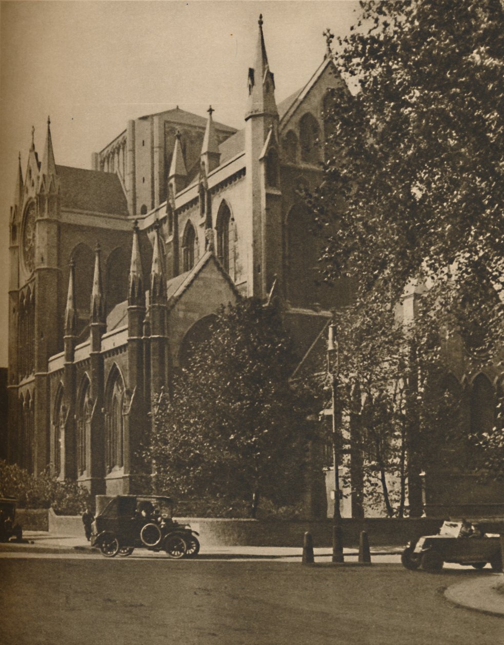 Bloomsbury Cathedral: Den katolske apostoliske kirke på Gordon Square, c1935. af Walter Benington