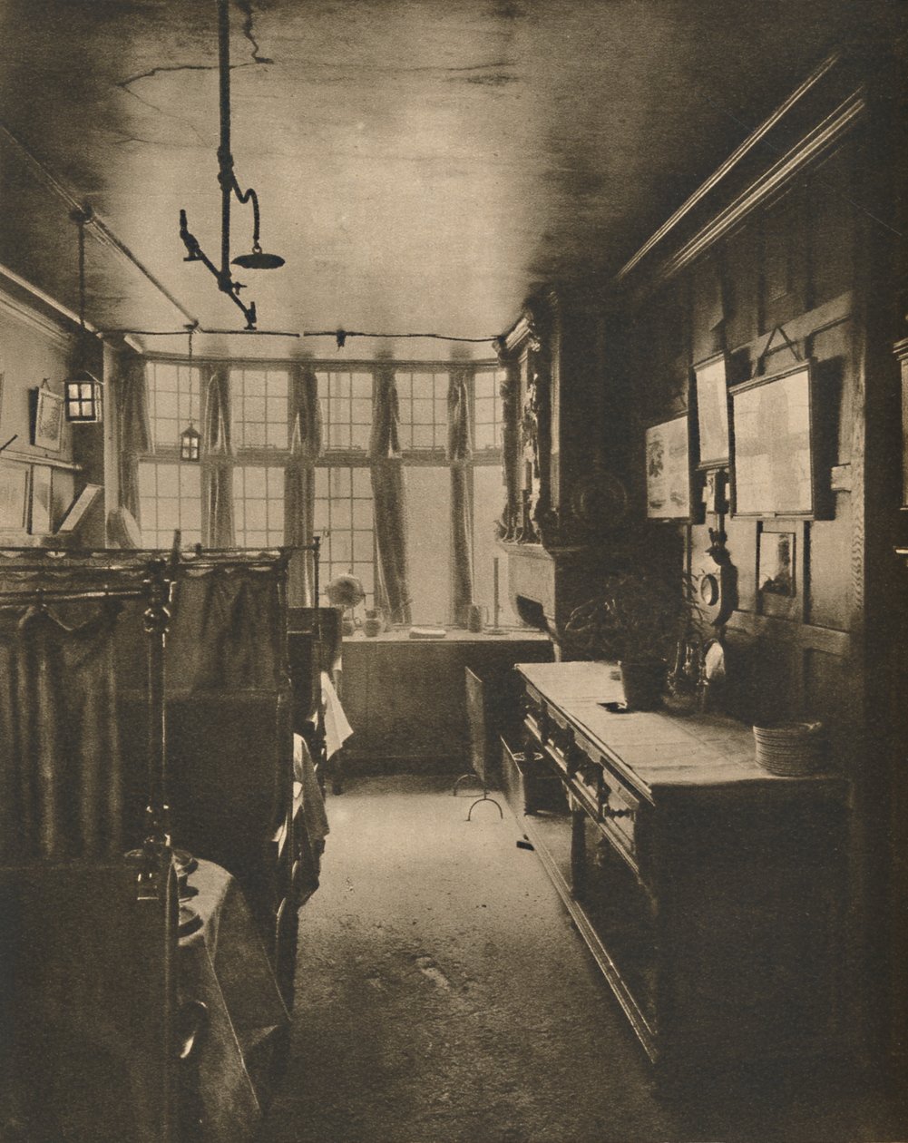 First Floor Grill Room of the Cock med udsigt over Fleet Street, c1935. af Walter Benington