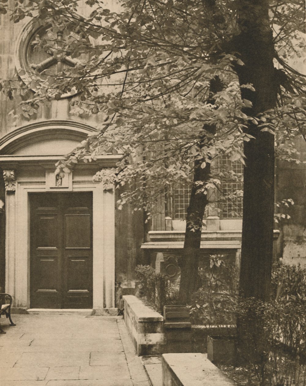 Syddøren til Church of St. Mary Aldermanbury, c1935. af Walter Benington