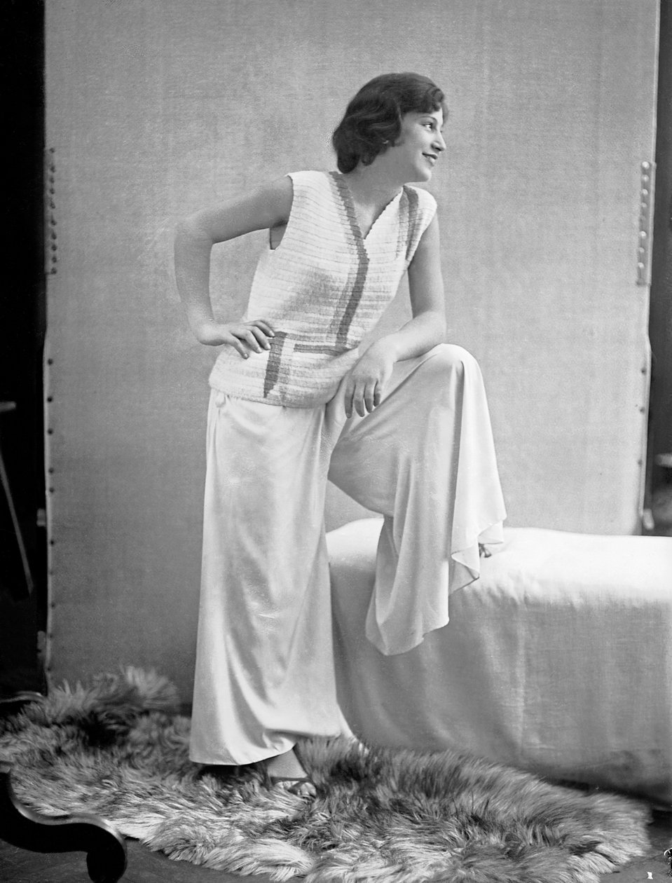 Model iført en kjole skabt af Anita Pittoni, ca. 1940 (s/h-foto) af Wanda Wulz