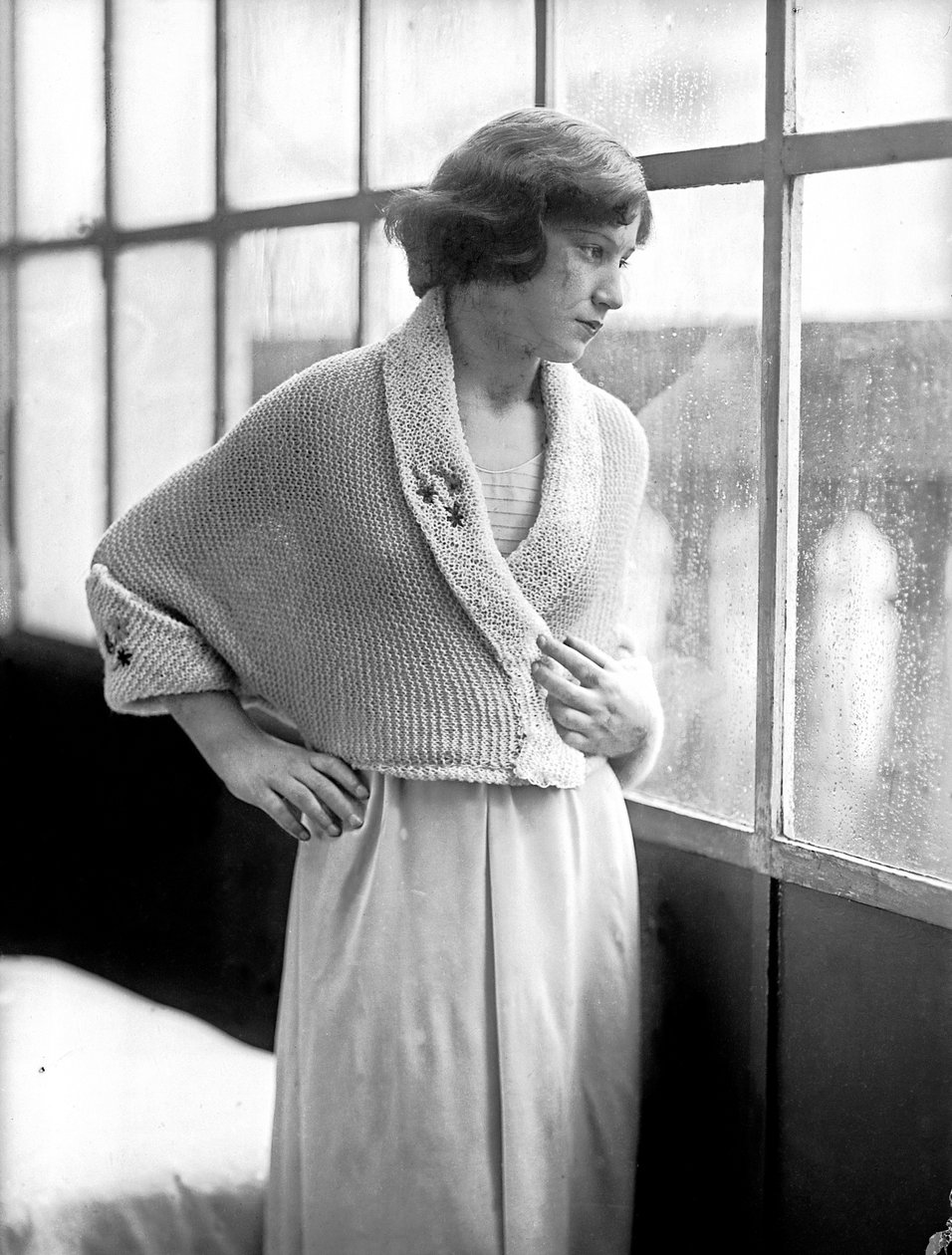 Model iført en kjole skabt af Anita Pittoni, ca. 1940 (s/h-foto) af Wanda Wulz