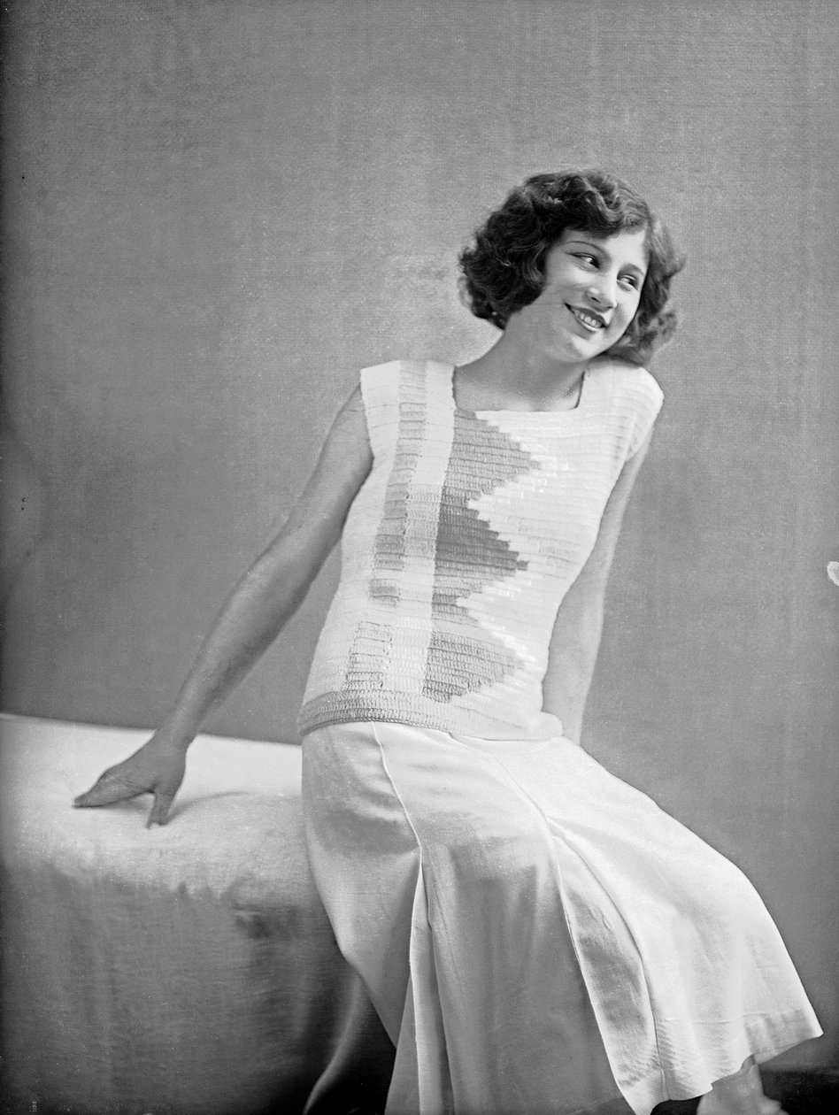 Model iført en kjole skabt af Anita Pittoni, ca. 1940 (s/h-foto) af Wanda Wulz