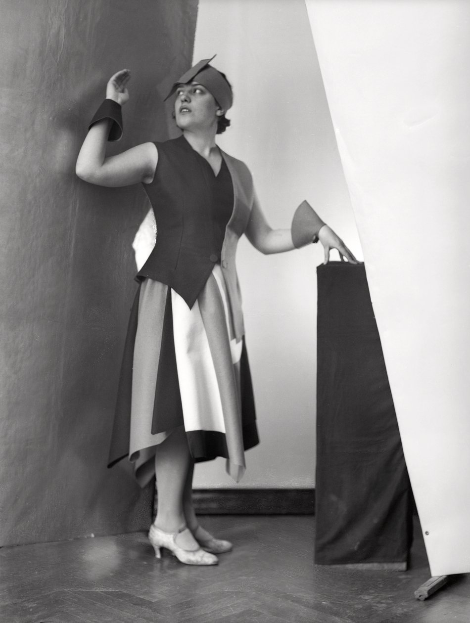 Portræt af Anita Pittoni i en kjole designet af maleren Marcello Clarion, ca. 1930 (s/h-foto) af Wanda Wulz