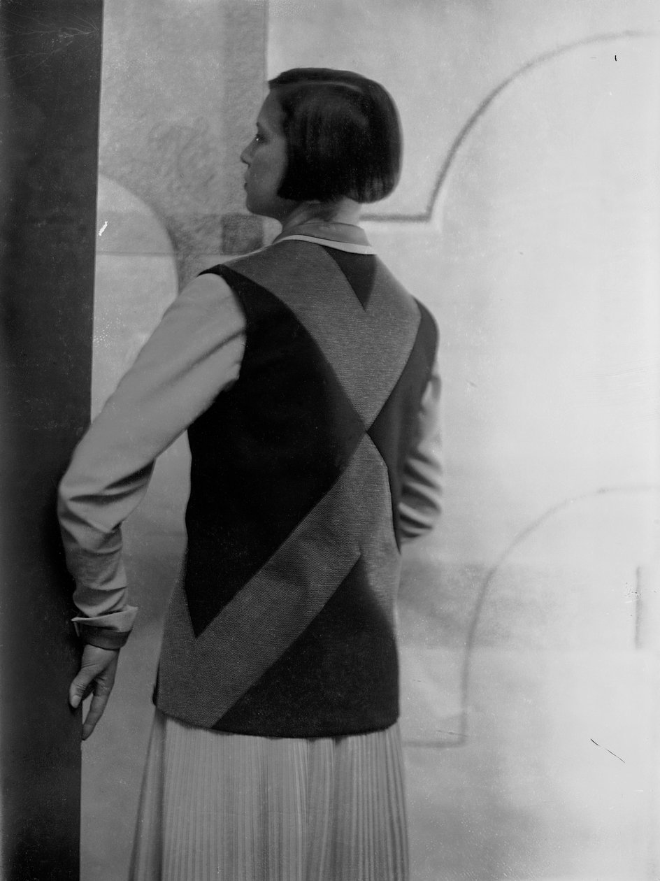 Portræt af Marion Wulz i kjole designet af Anita Pittoni, ca. 1940 (s/h-foto) af Wanda Wulz